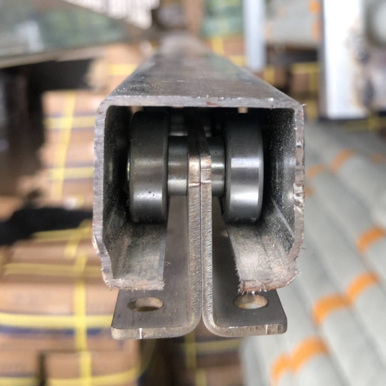 Furniture And Hardware - รอกประตูบานเลื่อน รางประตูแบบเหนือศีรษะ รอกรางประตู อุปกรณ์ฮาร์ดแวร์เฟอร์นิเจอร์ โบลต์เกลียว ติดตั้งง่าย